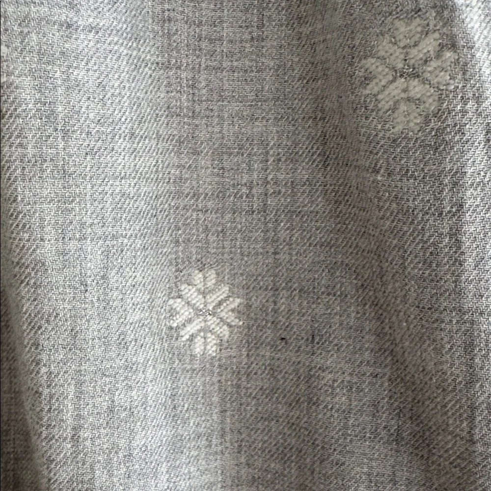 ❄️ Loft light gray/white snowflake print top. Size S. - Picture 9 of 10